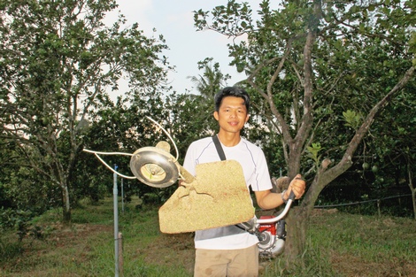 Anh Lê Thanh Hồng và chiếc máy phát cỏ cải tiến.