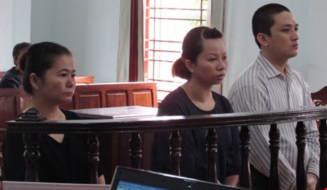 Từ trái qua, các bị cáo Thủy, Linh và Khánh tại phiên tòa ngày 28-6. Ảnh: N.NAM