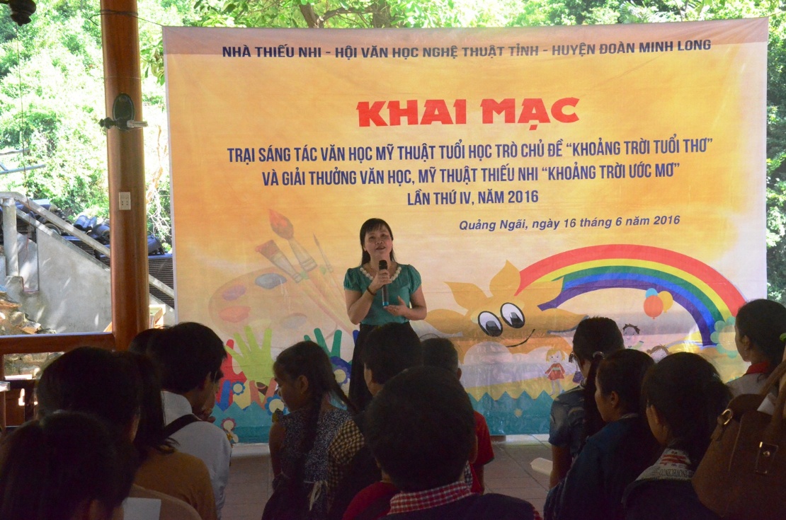 Thạc sỹ Trần Thị Thu Hà-giáo viên Trường chuyên Lê Khiết chia sẻ với các em về kinh nghiệm sáng tác văn xuôi, thơ.