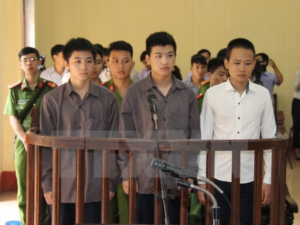 Các bị cáo (từ trái qua phải) gồm: Chu Văn Thế, Phạm Anh Huy, Dương Nghĩa Hậu trước vành móng ngựa tại phiên tòa. (Ảnh: Hoàng Nguyên/TTXVN)