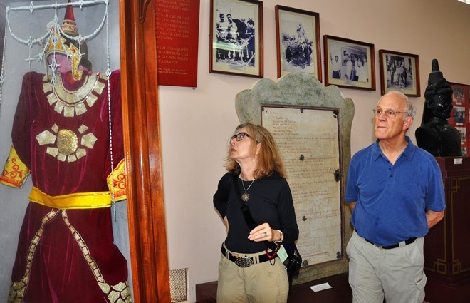 Giáo sư David Gross tham quan Bảo tàng Quang Trung tháng 8/2013. Ảnh: Minh Hoàng.