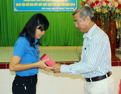 Đồng chí Nguyễn Văn Khuyến- Phó Bí thư Đảng ủy Khối Các cơ quan tỉnh tặng kỷ niệm chương cho các đoàn viên. 