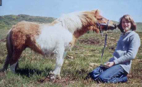 Diana bên con ngựa của cô có tên Scuffle. Ảnh chụp năm 1974. (Nguồn: Marie Claire)