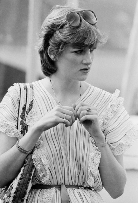Diana theo dõi Thái tử Charles chơi polo vào năm 1981. (Nguồn: Marie Claire)