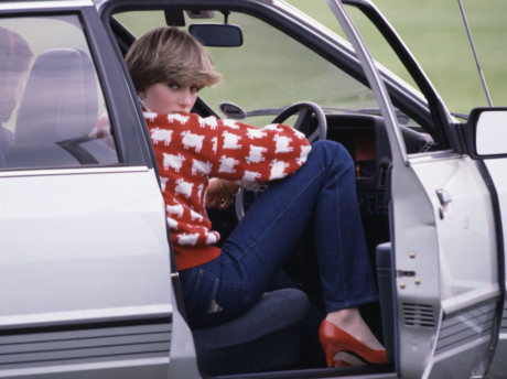 Diana được phát hiện ngồi trong xe khi Thái tử Charles tham dự một trận đấu polo. Ảnh chụp năm 1981. (Nguồn: Marie Claire)