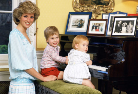  Người đẹp bên hai con, Hoàng tử Williams (trái) và Hoàng tử Harry. Ảnh chụp năm 1985. (Nguồn: Marie Claire)