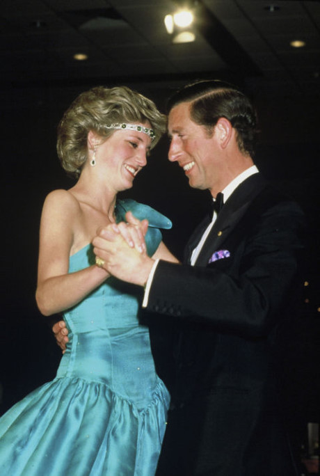 Diana khiêu vũ với Thái tử Charles năm 1985. (Nguồn: Marie Claire)