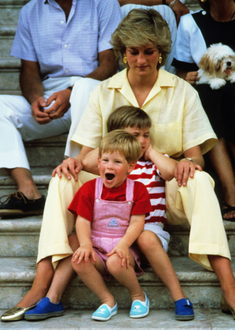 Diana cùng hai con trai ở Tây Ban Nha vào năm 1987. (Nguồn: Marie Claire)