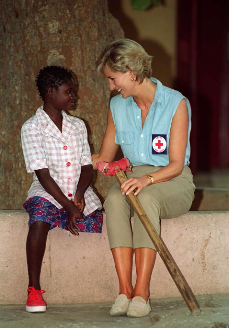Diana bên Sandra Thijika, 13 tuổi, một cô bé mất một chân vì mìn chống bộ binh. Bức ảnh chụp vào tháng 1/1997. Tới tháng 8 năm đó, Diana qua đời vì tai nạn giao thông ở Pháp. (Nguồn: Marie Claire)