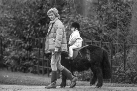 Người đẹp dạy Harry đi cưỡi ngựa vào năm 1988. (Nguồn: Marie Claire)