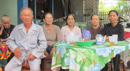 Cảnh các cụ ông cụ bà ngồi uống nước trò chuyện thường gặp ở Nhơn An
