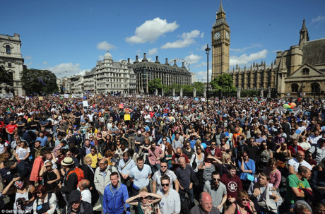 Những người tham gia tuần hành tập trung tại Park Lane trước khi diễu qua qua quảng trường gần Tòa nhà Quốc hội. (ảnh: Getty).