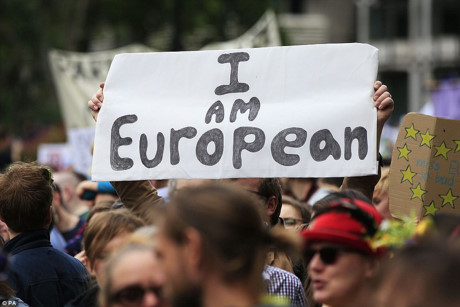 Một người dân Anh giơ cao băng rôn khẳng định: Tôi là người châu Âu. (ảnh: PA).