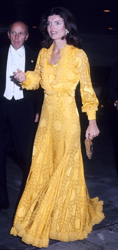 Jacqueline Kennedy- Đệ nhất phu nhân (1961-1963). Mặc dù thời gian sống trong Nhà Trắng rất ngắn nhưng Jackie Kennedy đã gây rất nhiều ảnh hưởng tới xu hướng thời trang của phụ nữ thập niên 60.