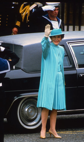 Nancy Reagan- Đệ nhất phu nhân (1981-1989). Bà có một bộ sưu tập trang phục lạ mắt và phóng khoáng. Bà luôn để ý đến cả những chi tiết nhỏ của trang phục và chọn trang sức đi kèm phù hợp.
