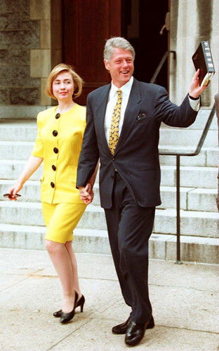 Hillary Clinton- Đệ nhất phu nhân (1993-2001). Bà luôn biết cách phối hợp trang phục của mình phù hợp với trang phục của chồng- Tổng thống Bill Clinton.
