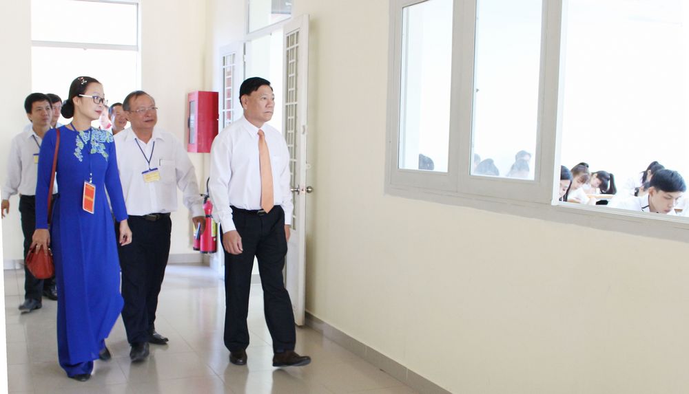 Bí thư Tỉnh ủy- Trần Văn Rón thăm các điểm thi ngay sáng ngày thi đầu tiên.