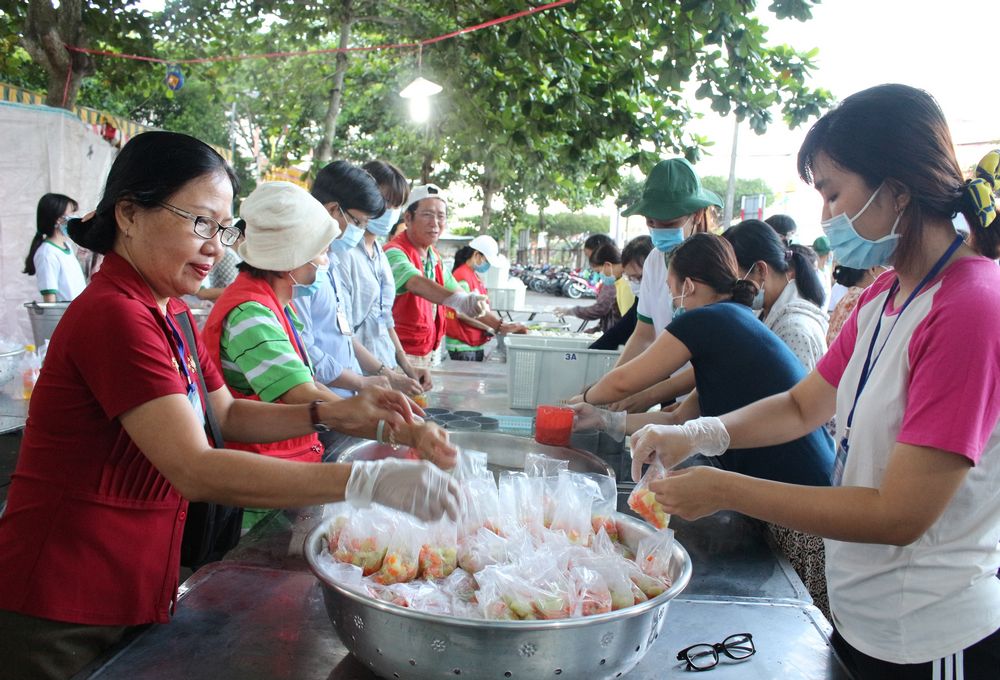 7.000 suất cơm miễn phí được các cô chú Hội Chữ Thập đỏ Thiện Tâm TP Hồ Chí Minh, Hội chữ thập đỏ TP Vĩnh Long và thanh niên tình nguyện làm từ 3 giờ sáng mỗi ngày.