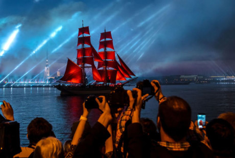 Một chiếc thuyền với những cánh buồm đỏ thắm tại một buổi lễ bế giảng ở St. Peterburg. (Nguồn: Sputnik)