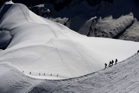Những người leo núi tại Mont-Blanc Massif trên dãy Alps. (Nguồn: Sputnik)