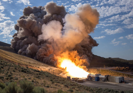 Động cơ tên lửa SLS Five-Segment Solid, dùng để khởi động tàu vũ trụ Orion của NASA, trong một cuộc thử nghiệm tại cơ sở Orbital ATK tại Promontory, Utah, Mỹ. (Nguồn: Sputnik)