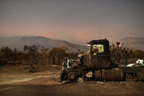 Một chiếc xe tải bị đốt cháy sau đám cháy dữ dội Erskine lan qua Weldon, California, Mỹ. (Nguồn: Sputnik)