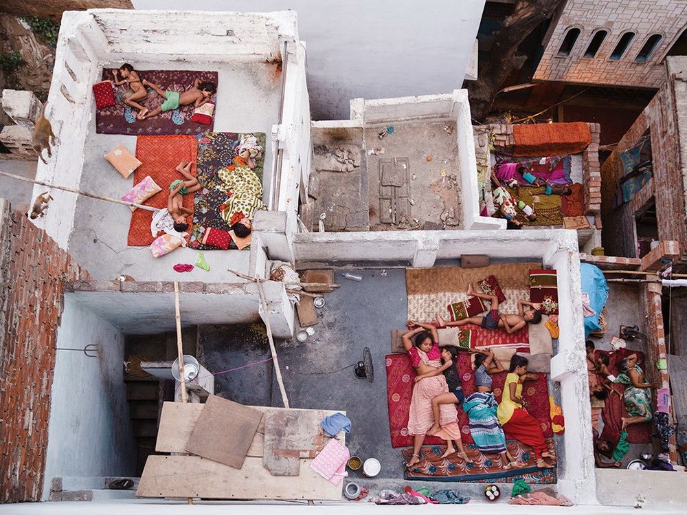 Ở chủ đề con người, giải nhì thuộc về nhiếp ảnh gia Yasmin Mund với bức ảnh Những giấc mơ trên mái nhà được chụp ở Varanasi, Uttar Pradesh, Ấn Độ.