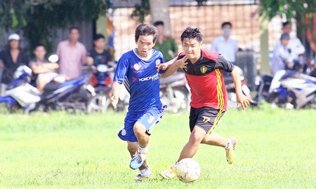 Pha tranh bóng trong trận chung kết giữa thị trấn Cái Nhum (áo đỏ) thắng Mỹ Phước 3-1.