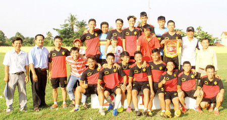 Đội thị trấn Cái Nhum giành chức vô địch mùa bóng 2016.