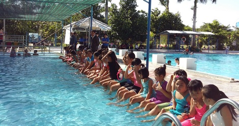 Dạy bơi phổ cập cho học sinh ở TP Hồ Chí Minh. Ảnh do Công ty Nhật Quang cung cấp