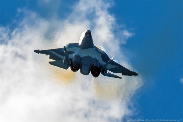 Su T-50 PAK FA có thể lên đến vận tốc Mach 2 (tương đương 2.140km/h), tầm hoạt động lên đến 5.471km và trần bay tối đa là 19,812km. Ảnh: Không quân Nga