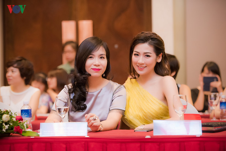 Á hậu Tú Anh và bà Lưu Nga (nhà sáng lập thương hiệu Elise - người được Ban Tổ chức lựa chọn đảm nhận mảng thời trang trong Hội đồng chuyên môn của Hoa hậu Việt Nam 2016).