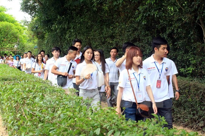 Các đại biểu Trại Hè Việt Nam 2015 tham quan quê nội Bác Hồ. (Ảnh: Tá Chuyên/TTXVN)