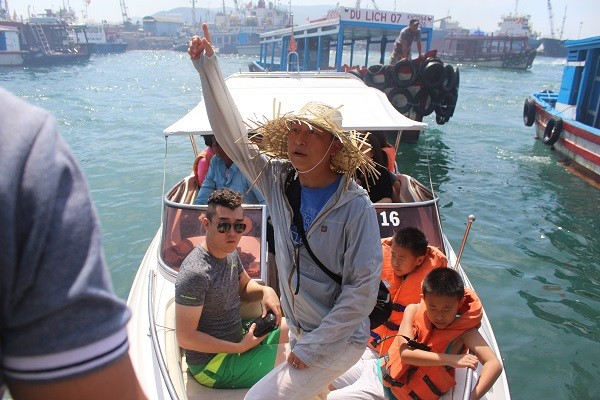 Người Trung Quốc ở bến tàu du lịch Cầu Đá (TP Nha Trang) mà một số 