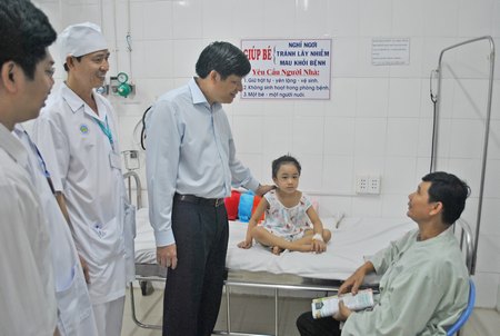 Thứ trưởng Bộ Y tế Nguyễn Thanh Long đến kiểm tra công tác khám chữa bệnh tại BVĐK tỉnh.