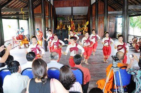 Một tiết mục múa phục vụ khách tham quan do Đội văn hóa - văn nghệ Khmer chùa Xiêm Cán (xã Vĩnh Trạch Đông, TP. Bạc Liêu) biểu diễn. Ảnh: M.H