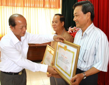 Đồng chí Trương Văn Sáu tặng bằng khen của Tỉnh ủy cho các tập thể, cá nhân có nhiều đóng góp cho trang tin.