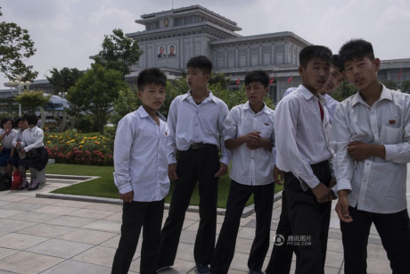 Những học sinh nam này đứng trước Cung kỷ niệm Kumsusan. Ngày 8/7 là ngày kỷ niệm 22 năm ngày mất của cựu Chủ tịch Kim Nhật Thành. (Nguồn: QQ)