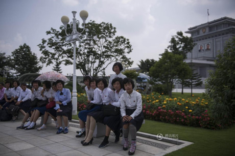 Nhóm học sinh nữ trước Cung kỷ niệm Kumsusan...