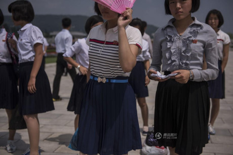 Học sinh nữ trước Cung kỷ niệm Kumsusan