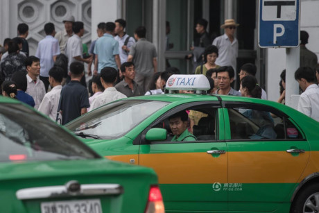 Một chiếc taxi đợi khách trước cửa nhà ga. (Nguồn: QQ)