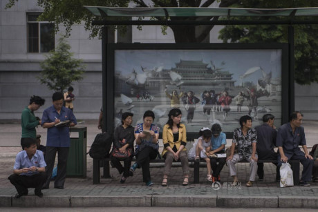 Người dân Bình Nhưỡng đợi xe buýt. (Nguồn: QQ