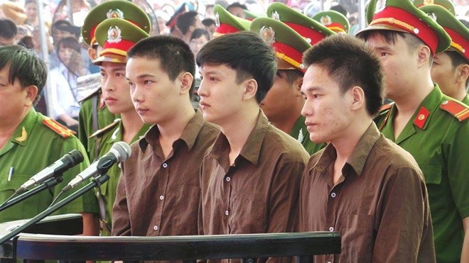 Nguyễn Hải Dương và đồng bọn trong phiên tòa sơ thẩm.