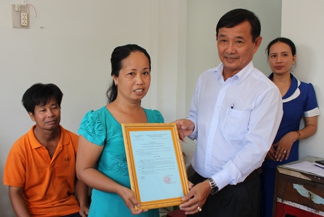 Đại diện chính quyền địa phương trao quyết định bàn giao nhà cho chị Nguyễn Ngọc Lan.