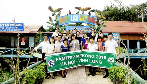 Đoàn Famtrip chụp ảnh lưu niệm tại Khu du lịch Vinh Sang (Long Hồ). 