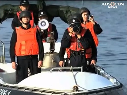 Nhân viên an ninh Trung Quốc đứng trên xuồng cao tốc yêu cầu ngư dân Philippines rời đi (Nguồn: ABS-CBN)