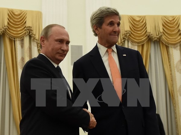 Ngoại trưởng Mỹ John Kerry (phải) hội kiến Tổng thống Nga Vladimir Putin tại Moskva ngày 15/7. (Nguồn: AFP/TTXVN)