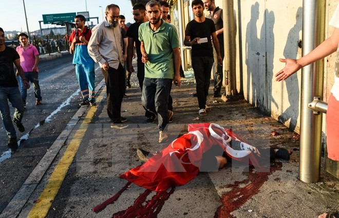 Một thường dân bị lực lượng đảo chính sát hại trên cây cầu Bosphorus ở Istanbul ngày 16/7. (Nguồn: AFP/TTXVN)