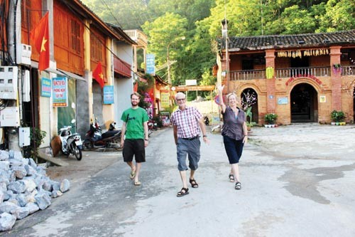 Khách nước ngoài bộ hành ngắm phố cổ Đồng Văn