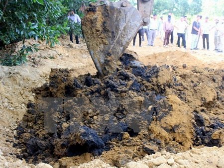 Chất thải của Công ty Formosa Hà Tĩnh chôn lấp tại trang trại ông Lê Quang Hòa, tại phường Kỳ Trinh, thị xã Kỳ Anh. (Ảnh: Phan Quân/TTXVN)